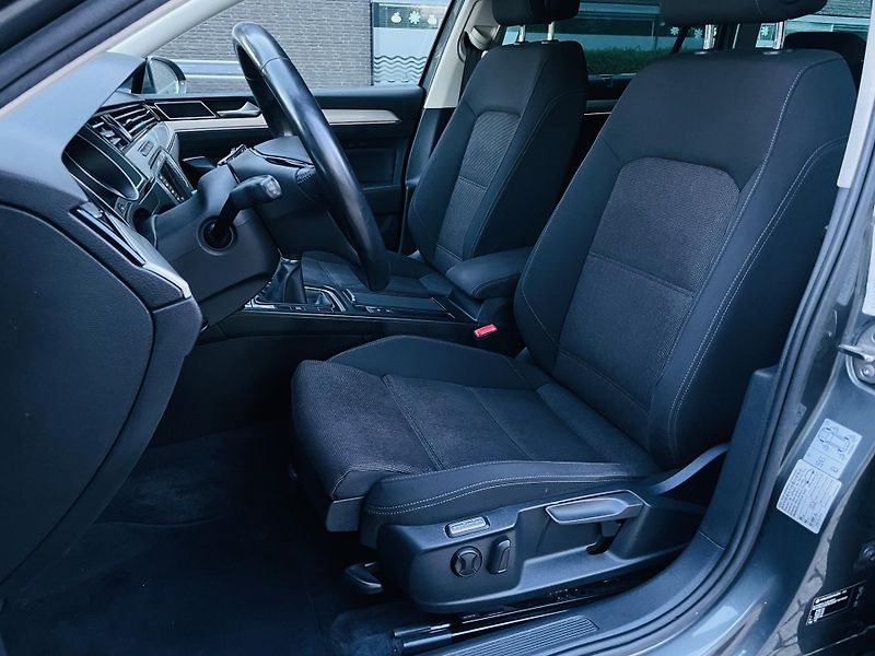 Volkswagen Passat 2.0TDI MANUÁL VÝHŘEV KAMERA - fotka 26 z 47