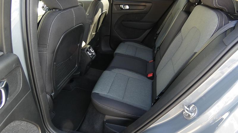 Volvo XC40 T2 FWD Momentum Core - fotka 18 z 22
