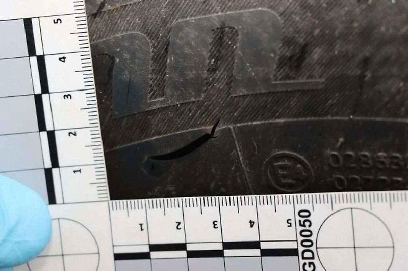 Vandal v Přerově prořezal více než pět desítek aut