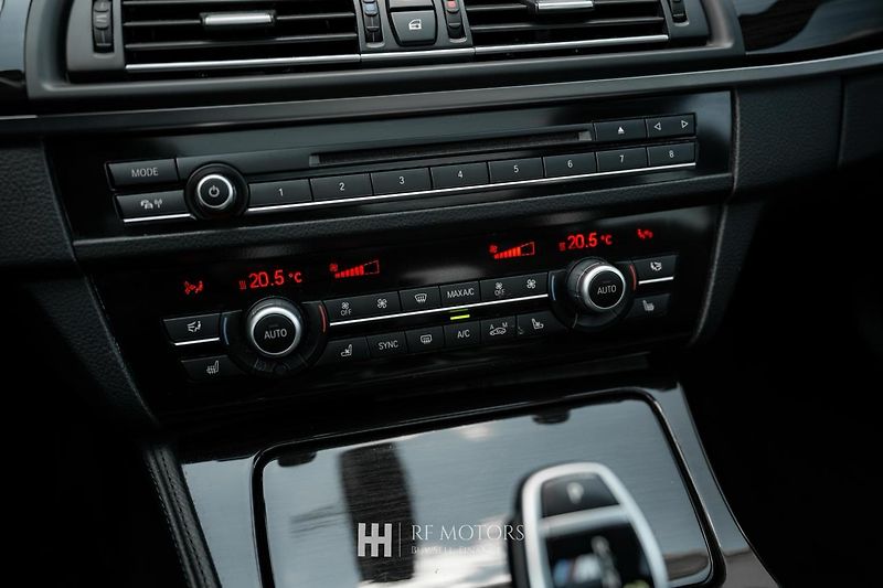 BMW Řada 5 (2013) M550d xDrive 280kW Touring - fotka 40 z 51