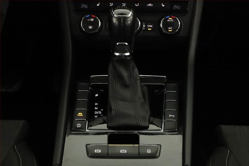 Škoda Superb (2015) 2.0 TDI, Automat, Navi, Xenony - fotka 10 z 15