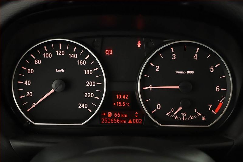 BMW Řada 1 (2009) 116i, po STK, oblíbený vůz - fotka 8 z 13