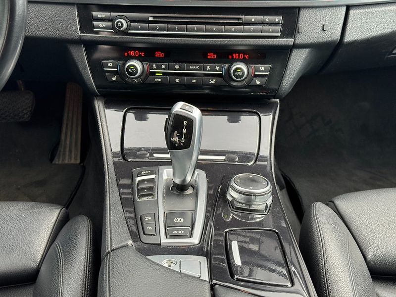 BMW Řada 5 (2014) 530d xDrive - fotka 21 z 32