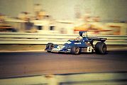 Rok 1974 a Patrick Depailler jede s vozem Tyrrell 007 na okruhu Watkins Glen.