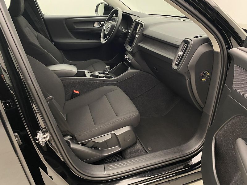 Volvo XC40 T2 KINETIC AUT REZERVACE - fotka 23 z 39