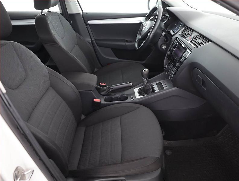Škoda Octavia (2014) 1.6 TDI, Tempomat - fotka 7 z 14