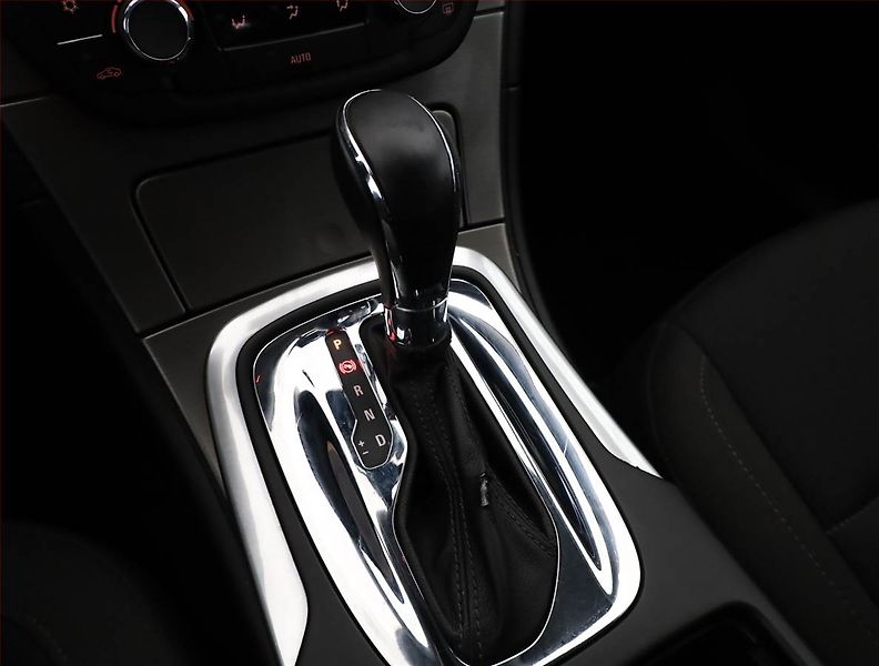 Opel Insignia (2011) 2.0 CDTI, Automat - fotka 11 z 18