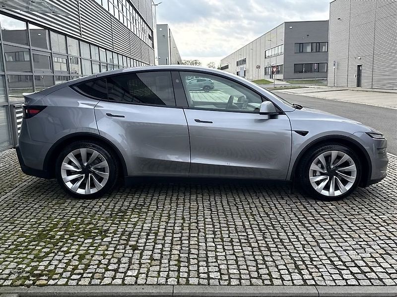 Tesla Model Y (2025) - fotka 2 z 76