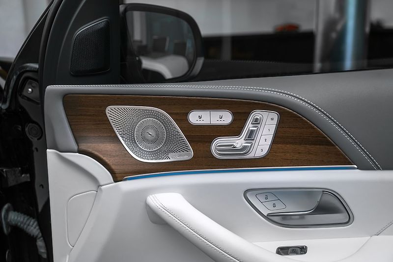Mercedes-Benz GLS 4MATIC MAYBACH - fotka 25 z 27