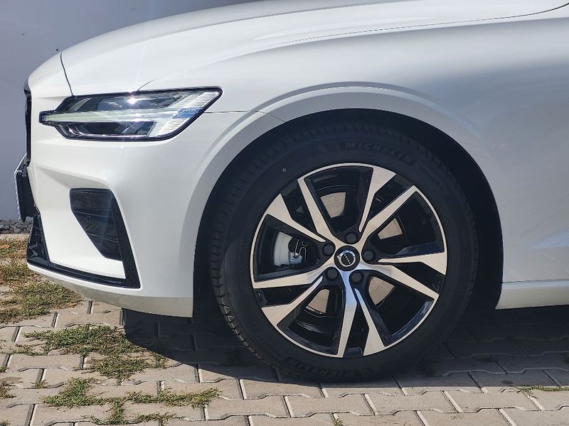 Volvo V60 PLUS DARK B4 FWD 145 kW - fotka 10 z 37
