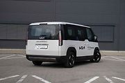 Kia PV5 Passenger zezadu.