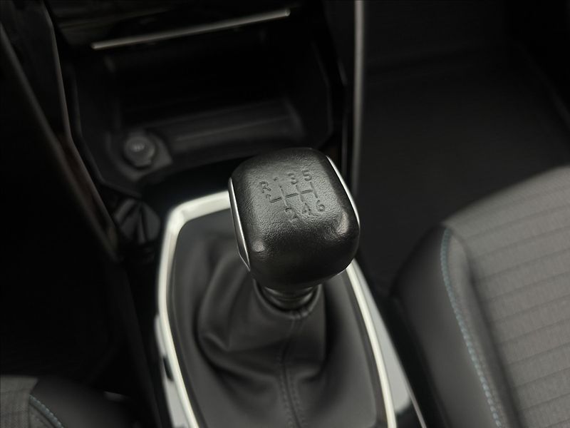 Peugeot 2008 1,2 DPH VÝHŘEV ALLURE+ 1MAJ ČR - fotka 25 z 42