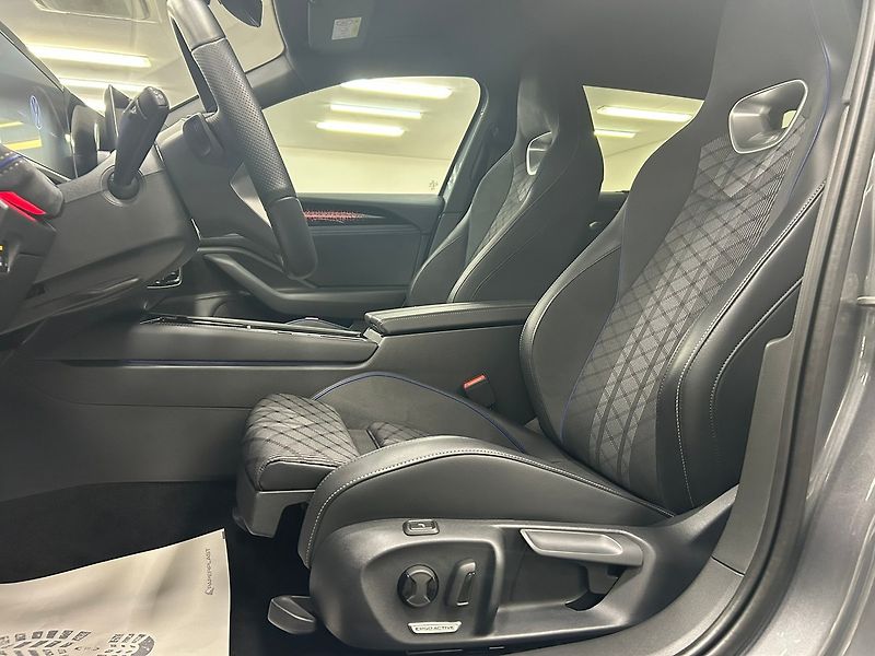 Volkswagen Passat (2025) R-Line Black 142kW DSG 4WD | Z - fotka 22 z 65