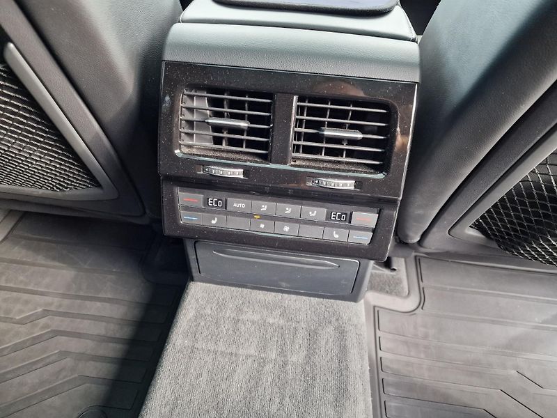 Volkswagen Touareg 3,0TDI 210KW R-LINE - fotka 13 z 20