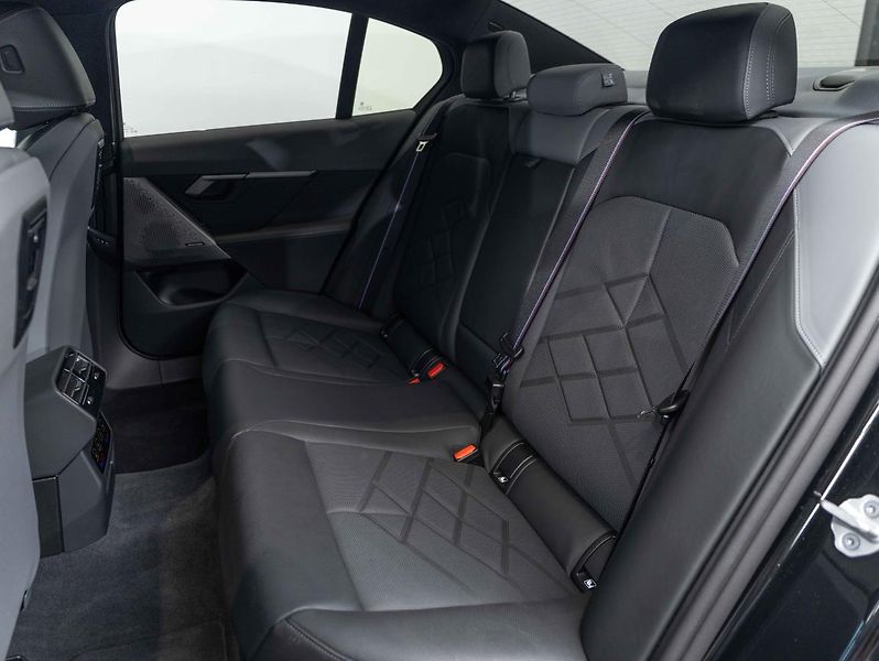 BMW Řada 5 550e xDrive - fotka 21 z 22