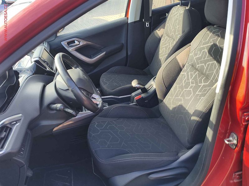 Peugeot 2008 (2015) 1.2PT, Style, navi - fotka 9 z 17
