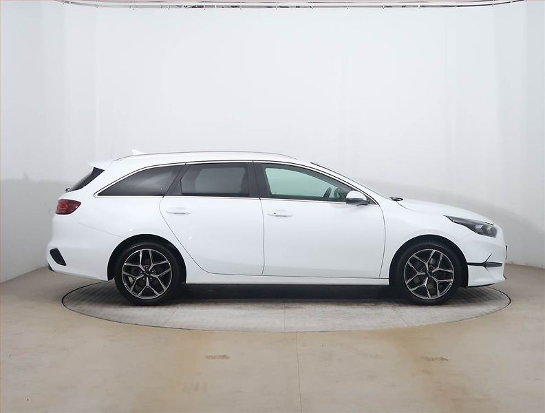 Kia Ceed (2022) 1.5 T-GDI MHEV - fotka 6 z 20