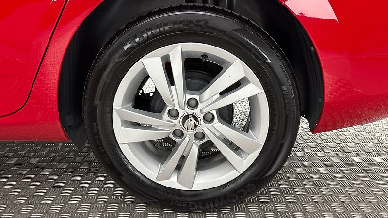 Škoda Fabia 1.0 TSI Ambition Combi Tour - fotka 19 z 24