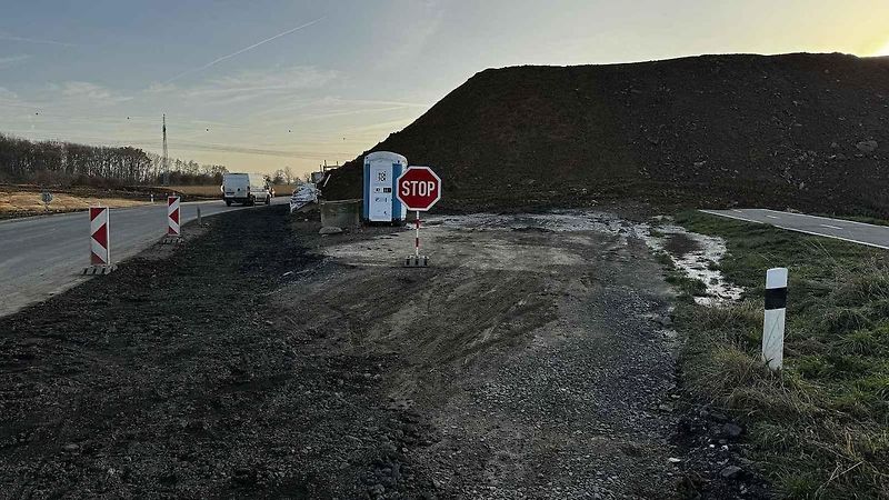 Staveniště D55 U Strejčkova lomu, kde vyroste ekodukt, jehož konstrukci bude tvořit přesypaný klenbový rám z betonu o dvou polích.