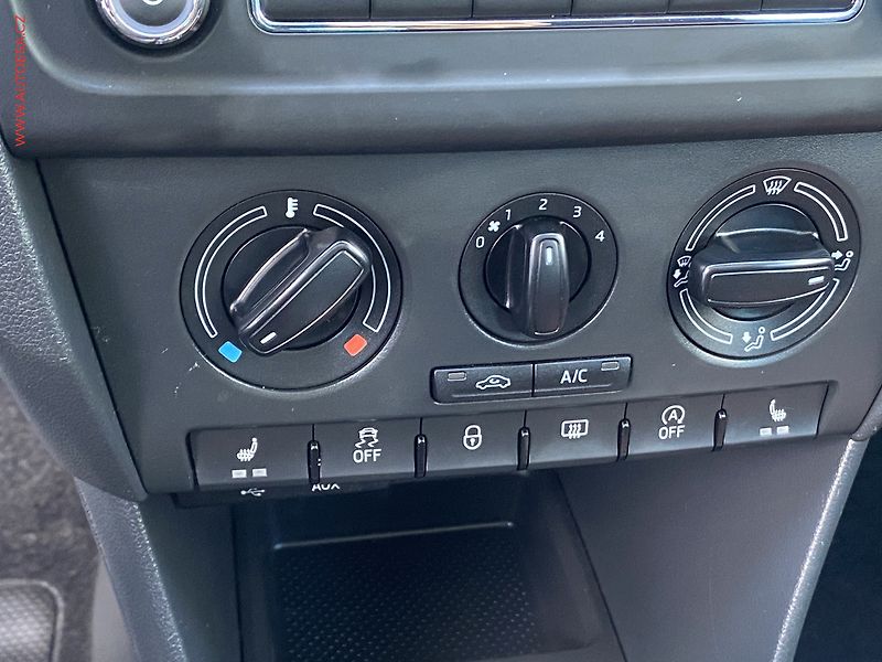 Škoda Rapid (2015) 1.2 TSi, Sport, xenon, panor - fotka 14 z 16