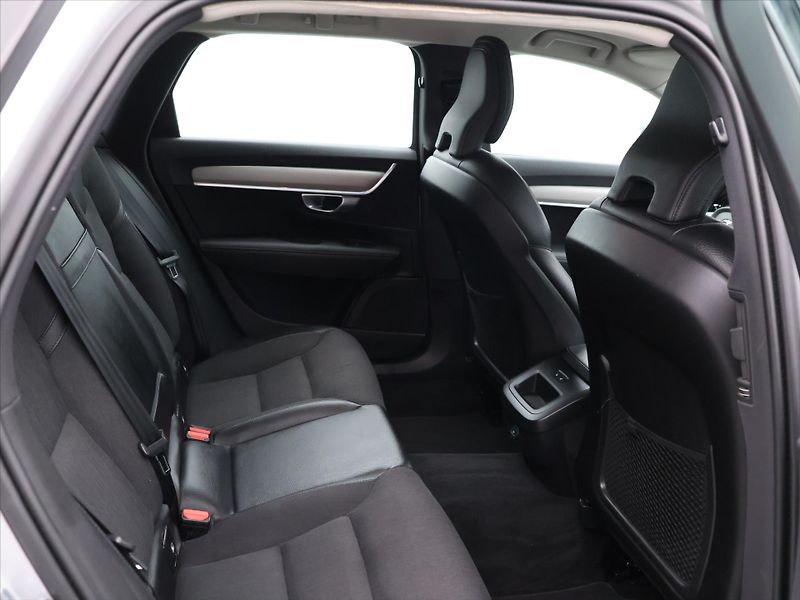 Volvo V90 2,0 D 145 kW Momentum Automat - fotka 13 z 32