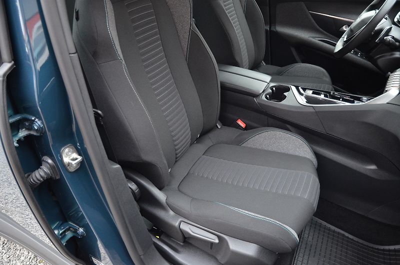 Peugeot 3008 (2023) 1.5 HDi 96kW AT8 Allure / LED - fotka 13 z 38