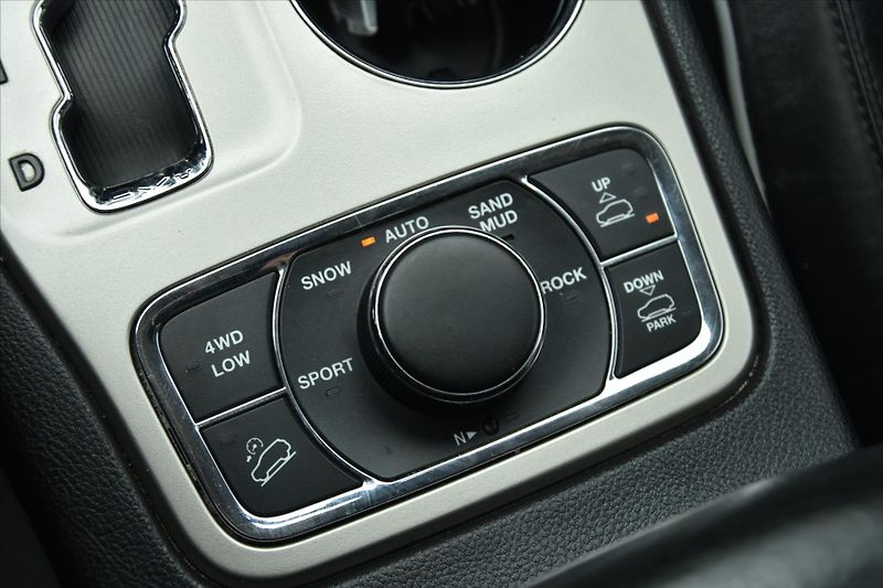 Jeep Grand Cherokee 3.0CRD 177kW AWD LIMITED TAŽNÉ - fotka 20 z 28