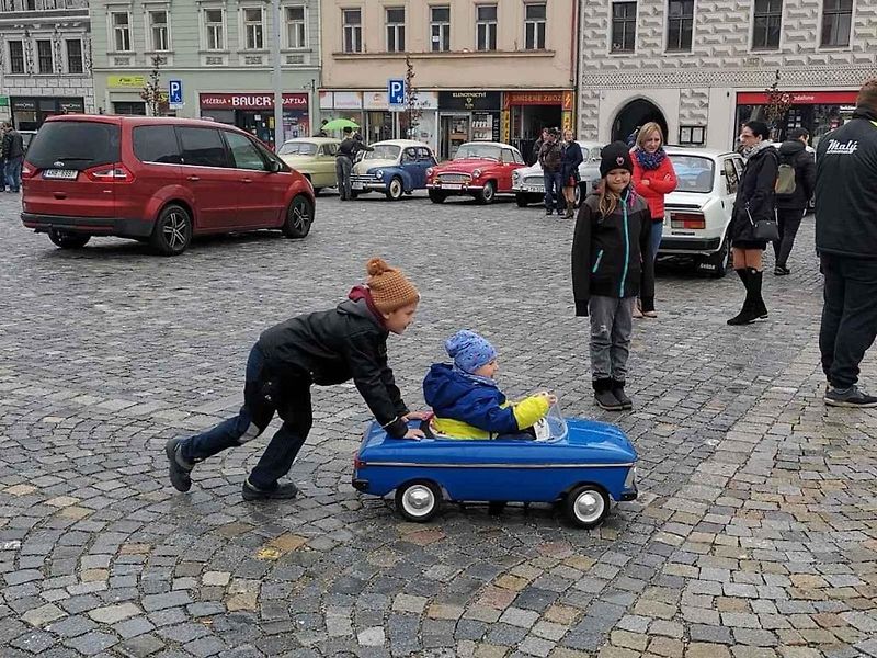 Výstava veteránů na třebíčském náměstí zakončila sezonu Veteran Car Clubu Třebíč 2022