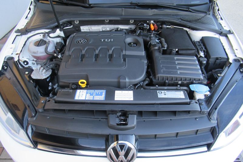 Volkswagen Golf 1.6 TDi AUT.KLIMA VYHŘ.SEDAČKY - fotka 18 z 32