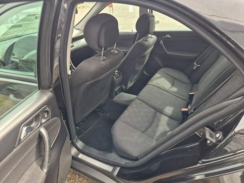 Mercedes-Benz Třídy C (2006) C220 CDi 110Kw sedan, Klima - fotka 19 z 21