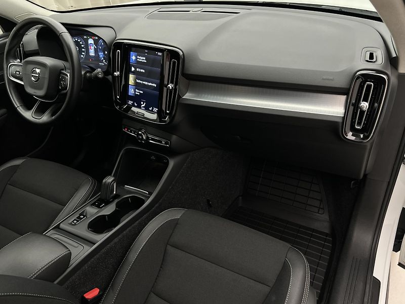 Volvo XC40 T3 MOMENTUM AUT 1. maj. - fotka 22 z 45