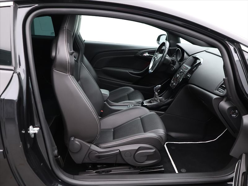 Opel Astra 2,0 T 206kW OPC Black Edit. CZ - fotka 12 z 29