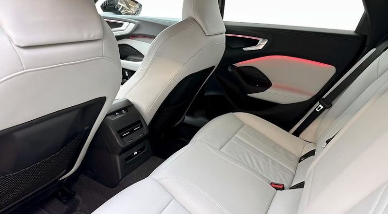 Audi A5 Avant 2.0 e-hybrid Q 360 kam. - fotka 12 z 23