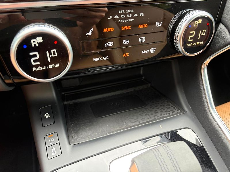 Jaguar E-Pace P200 AWD, ČR, Meridian, TOP - fotka 25 z 30