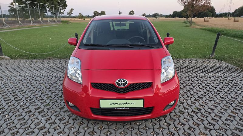 Toyota Yaris (2011) 1.0 VVT-i, 51 kW, klima, CZ - fotka 2 z 17