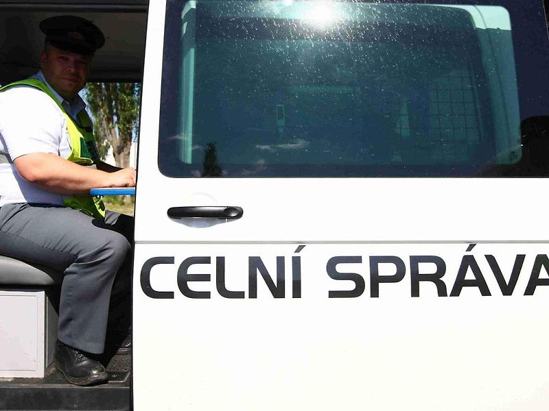 Pokud celní správa zjistí, že dovezené auto ze zahraničí nebylo procleno, musím majitel zaplatit dlužné clo a DPH
