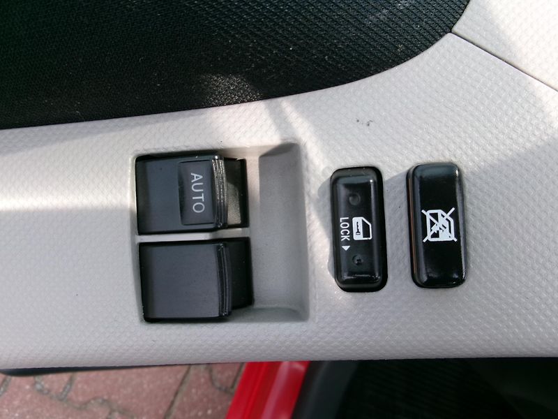 Toyota Yaris (2006) 1,0 VTT-i KLIMA - fotka 20 z 25