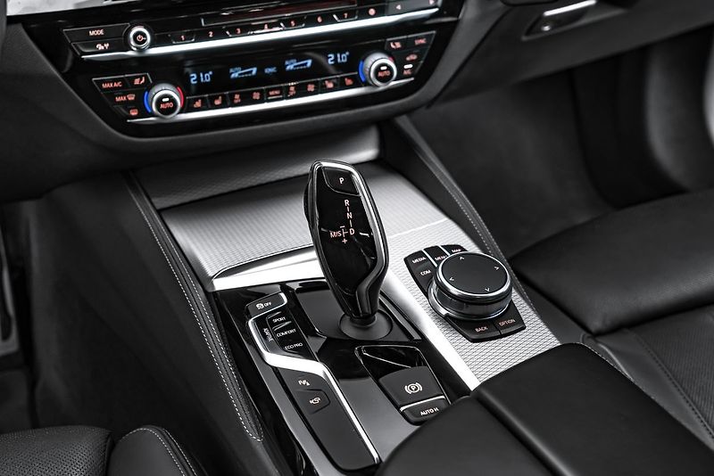 BMW Řada 5 540d Touring xDrive M Sport - fotka 18 z 23