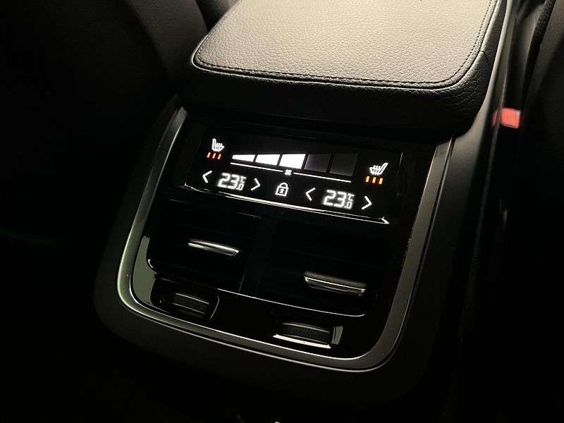 Volvo S90 D4 AWD MOMENTUM AUT - fotka 19 z 44