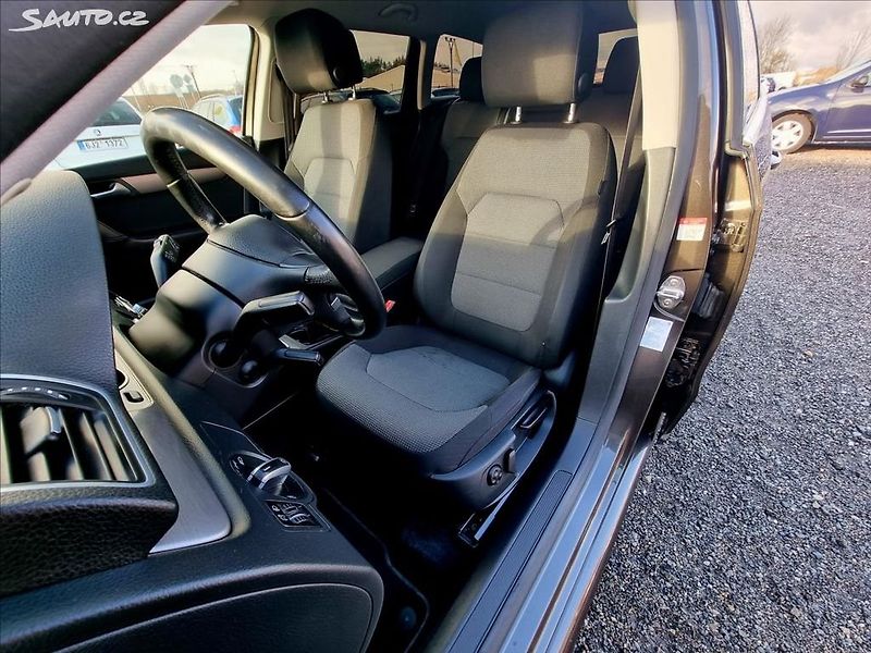Volkswagen Passat (2012) 1,6 TDi 77KW - fotka 10 z 23
