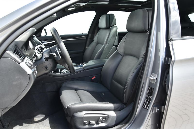 BMW Řada 5 530d xDrive M PAKET PANORAMA - fotka 10 z 28