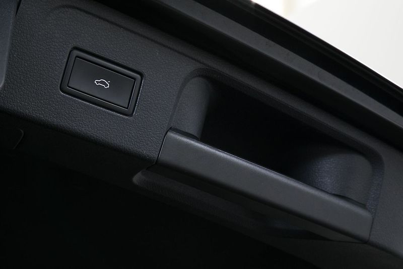 Volkswagen Passat 2.0TDI 110kW Manuál HUD Panora - fotka 33 z 34
