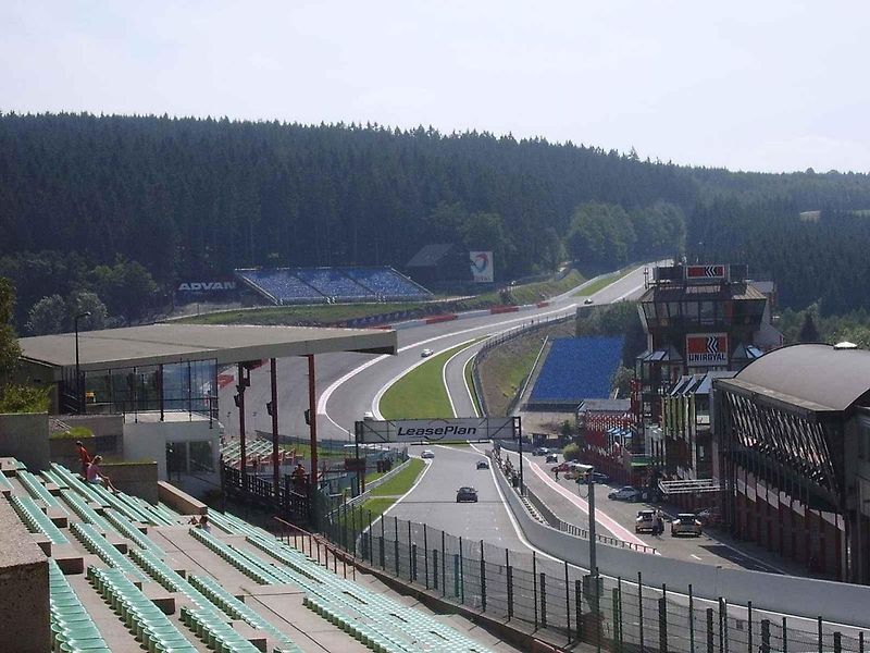 Pro vyznavače vůně spáleného benzínu a fanouška motorsportu není na světě nic lepšího než se pohybovat v prostředí kolem závodní dráhy. Projděte se TOP 10 těch nejlepších závodních okruhů světa.