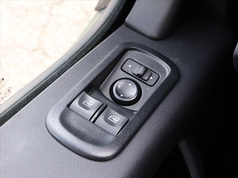 Renault Master 2,3 dCi L4 8-Palet 2x spaní DP - fotka 16 z 32