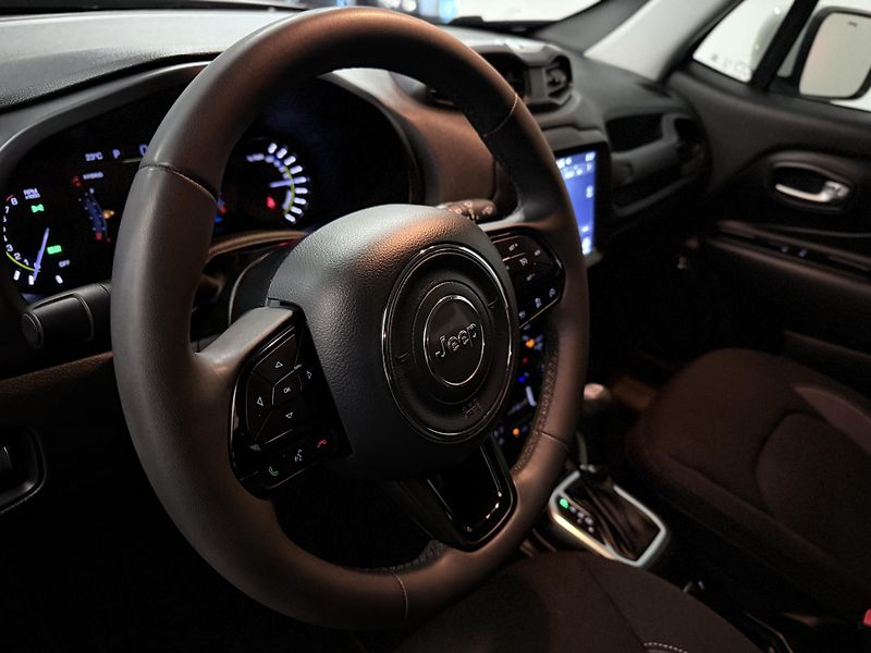 Jeep Renegade (2022) 1.3 T4 REZERVOVÁNO - fotka 27 z 43