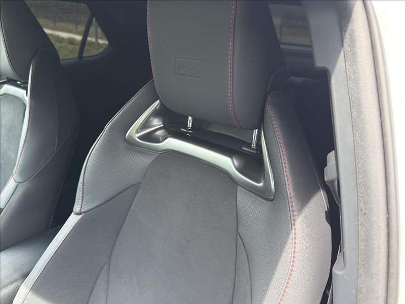 Toyota C-HR 2,0 Hybrid E-CVT AWD GR Sport - fotka 14 z 32