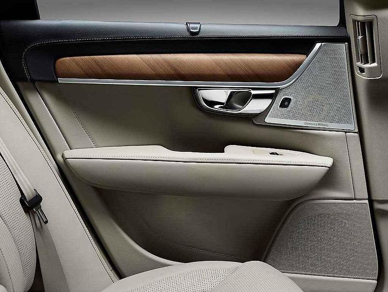 Volvo S90.