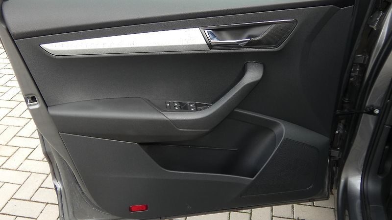Škoda Karoq 1,5 TSI Ambition DSG - fotka 8 z 21