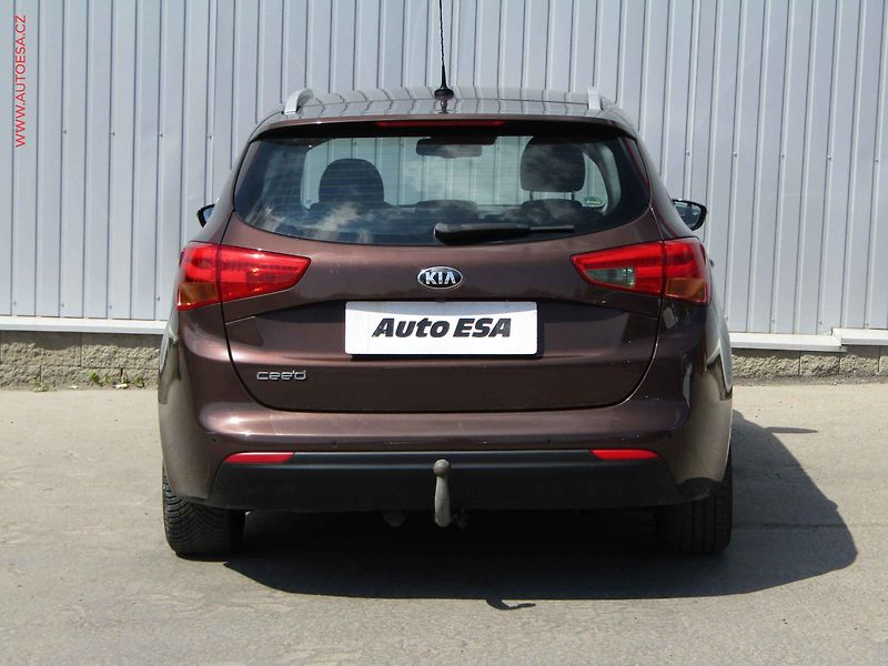 Kia Ceed (2012) 1.6 GDi, Spirit, AT, xenon - fotka 5 z 18