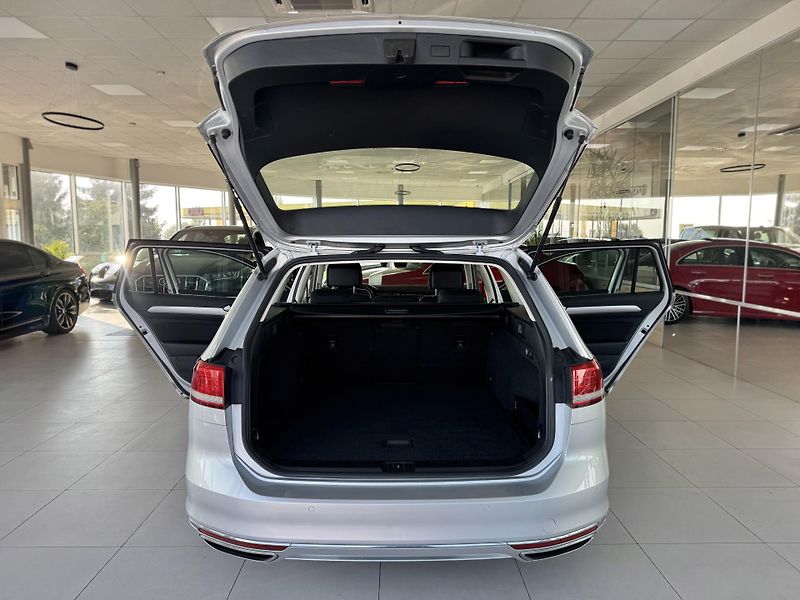 Volkswagen Passat Variant 2,0TDI DSG 140kW*Masáž*Kam*Taž - fotka 33 z 37